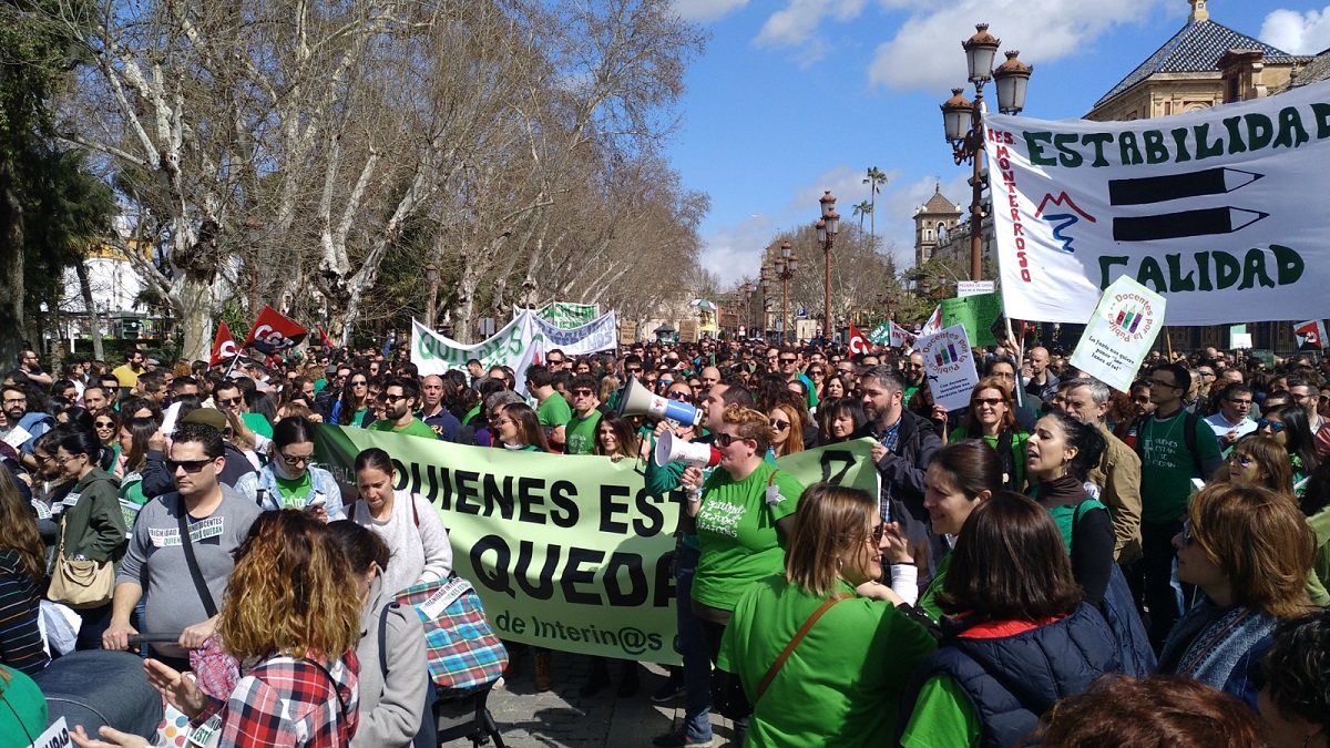 Diez mil docentes interinos claman en Sevilla por un plan de estabilidad