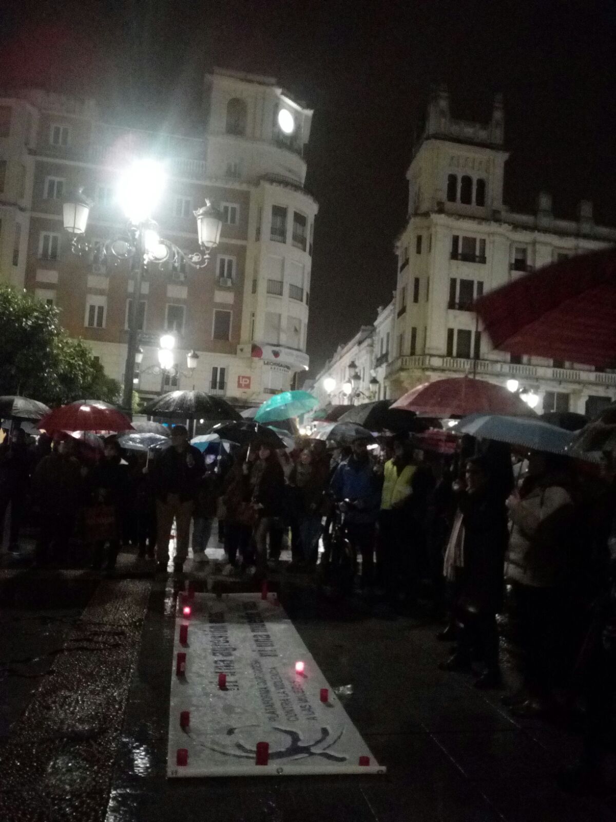 Anoche arrancó la Huelga Feminista en Córdoba con una concentración multitudinaria y festiva bajo la lluvia
