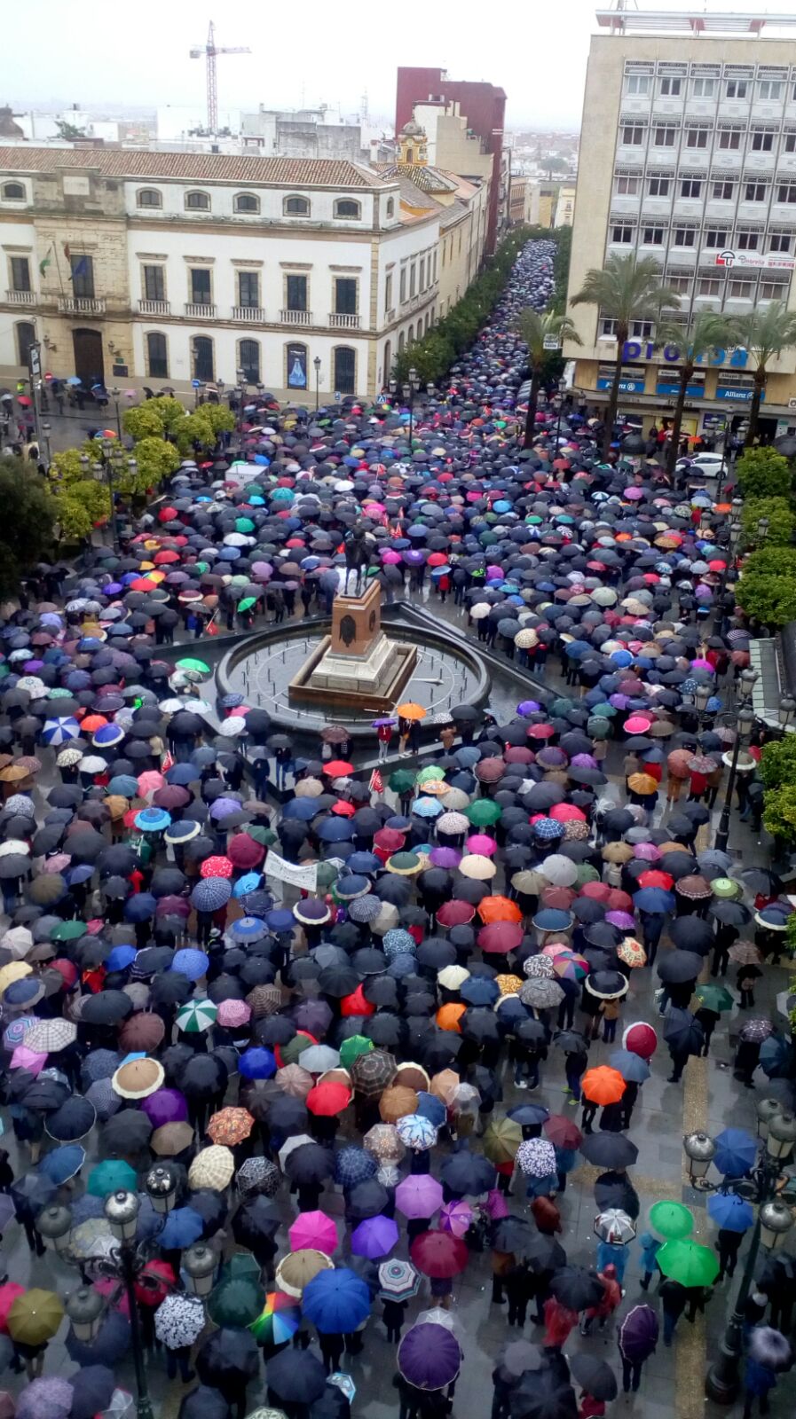 Jubilados y jóvenes se mojaron en una multitudinaria movilización en defensa del sistema público de pensiones