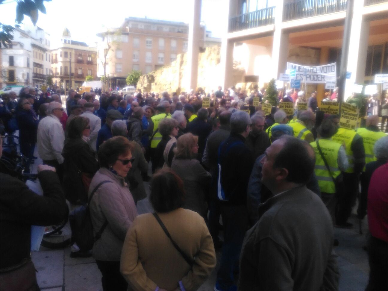 Movilización en defensa de las pensiones públicas frente al Ayuntamiento