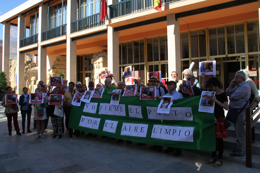 En el tercer aniversario de la firma del Pacto por el Aire Limpio, recuerdan a los grupos políticos su compromiso con la ciudadanía