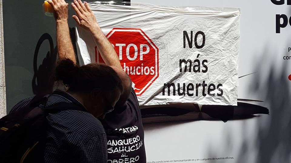 «24 horas sin techo»: Stop Desahucios se concentra frente al Banco Santander contra las muertes por desalojos forzados