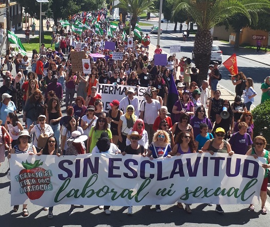 Marcharon en Huelva contra la explotación laboral y sexual de las trabajadoras del campo: «Fresas sí, pero con derechos»