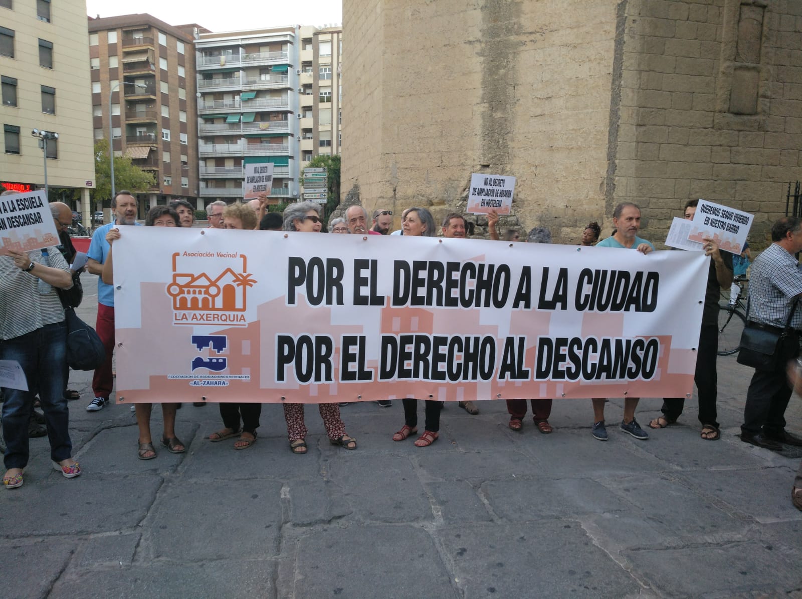 Protesta vecinal contra el decreto de la Junta de ampliación de horarios de establecimientos de ocio ante Rosa Aguilar