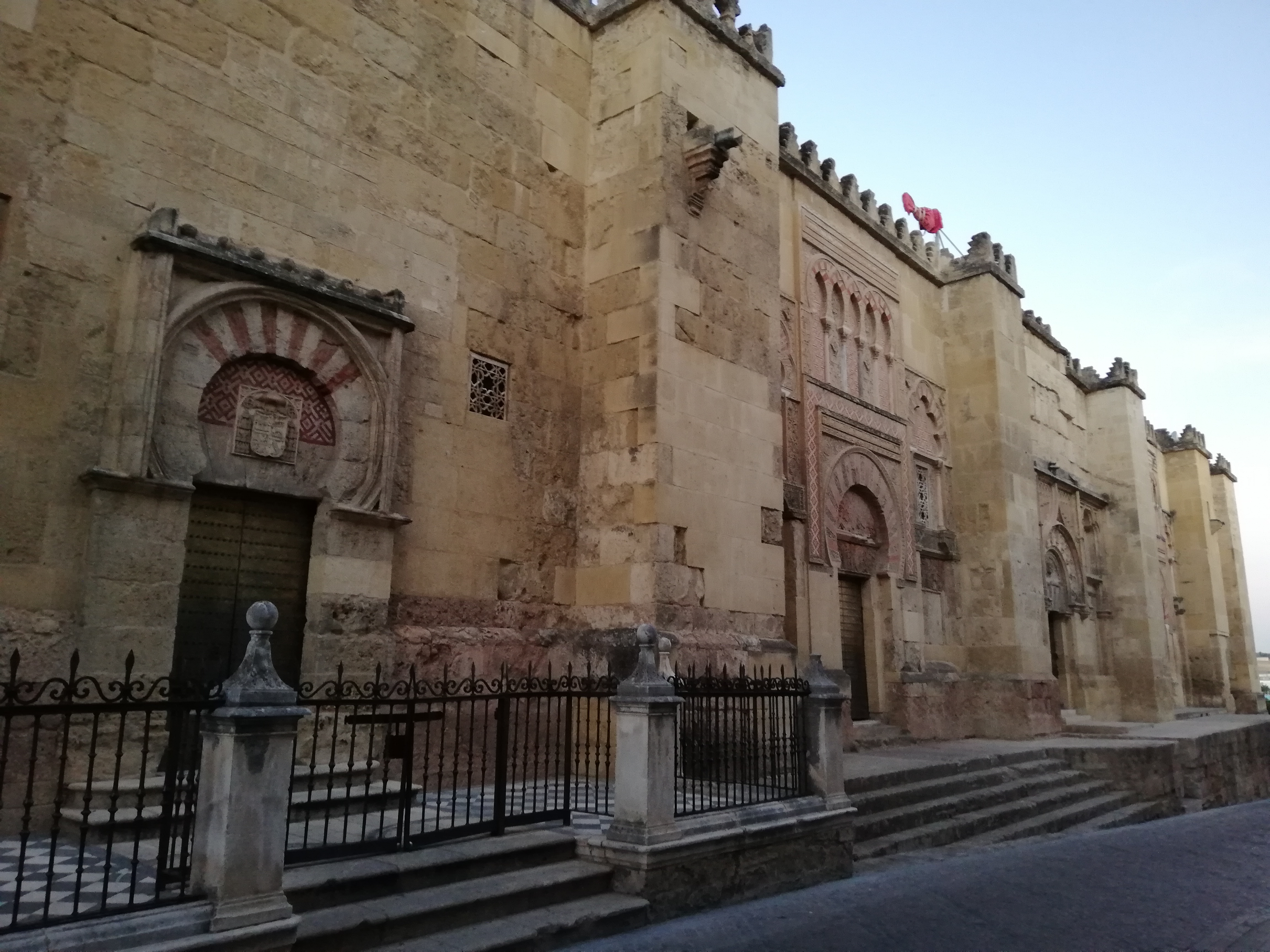 La Mezquita, la Fe y la montaña. Reacciones al informe, 1