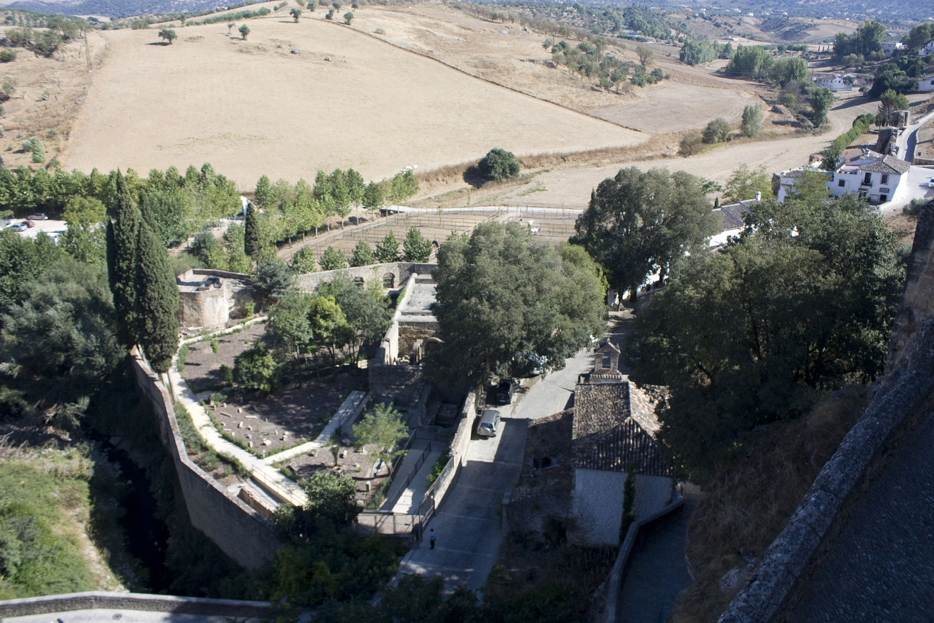 El temporal y la crecida del Arroyo de las Culebras se lleva por delante el muro de cierre de los Baños Árabes de Ronda