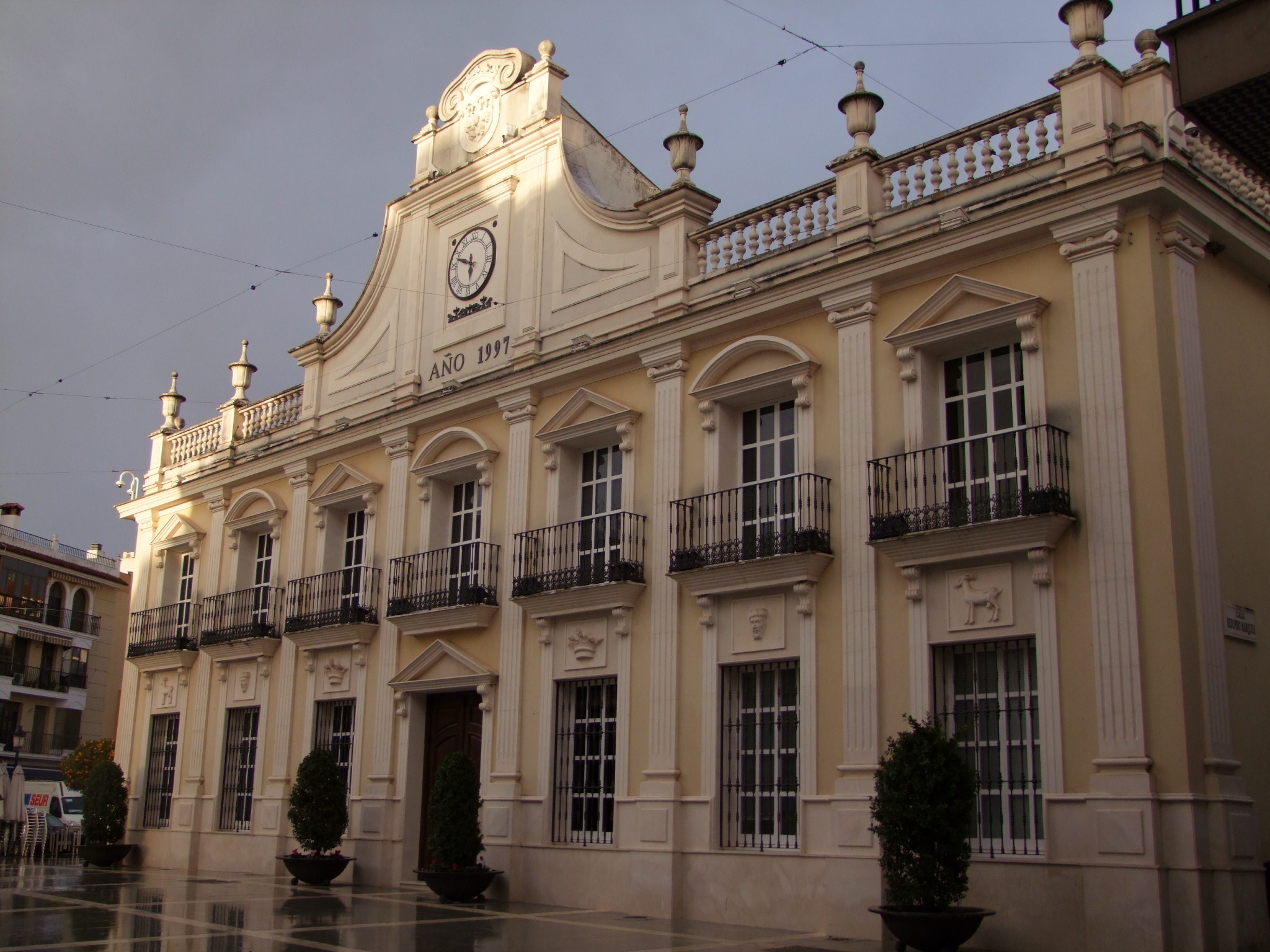 Sobre el que arroja la botella y esconde la mano