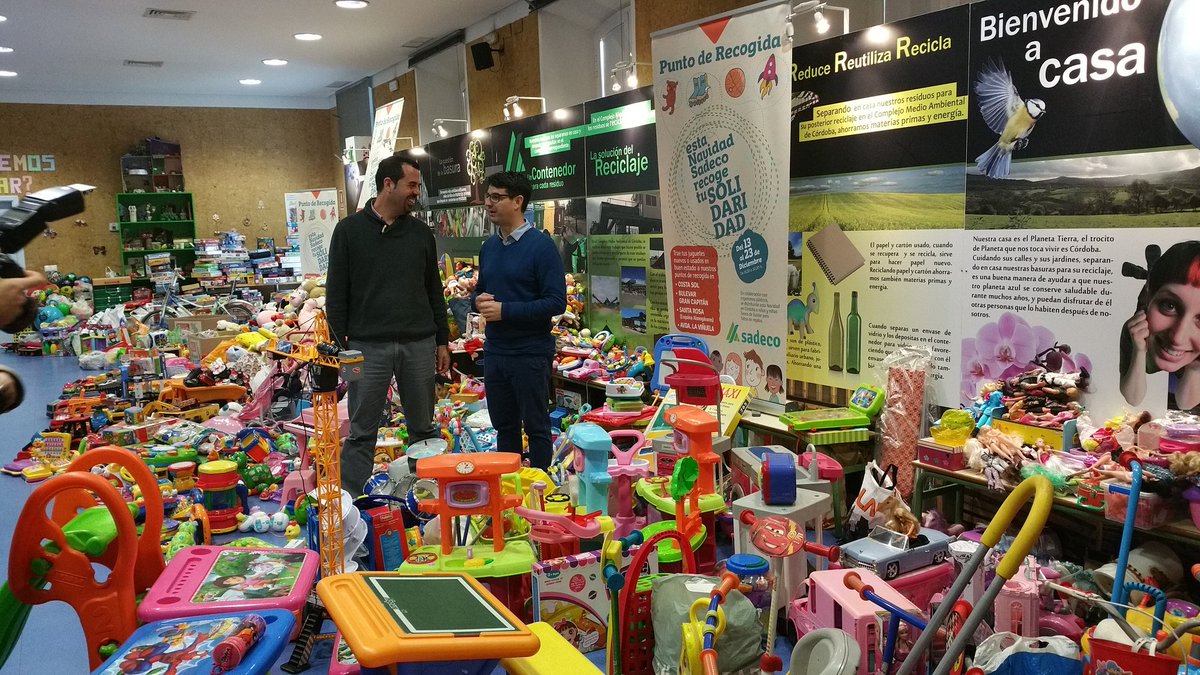 Sadeco recoge juguetes por toda la ciudad para que nadie se quede sin regalo en estas fechas