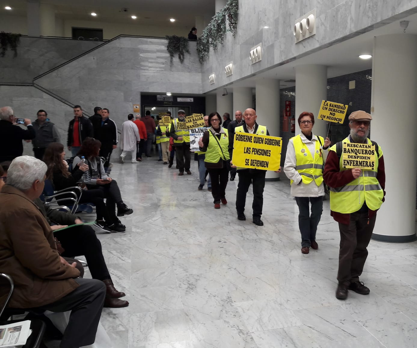 Yay@flautas de Córdoba se manifiestan en el Hospital Reina Sofía por una «sanidad pública universal y de calidad»