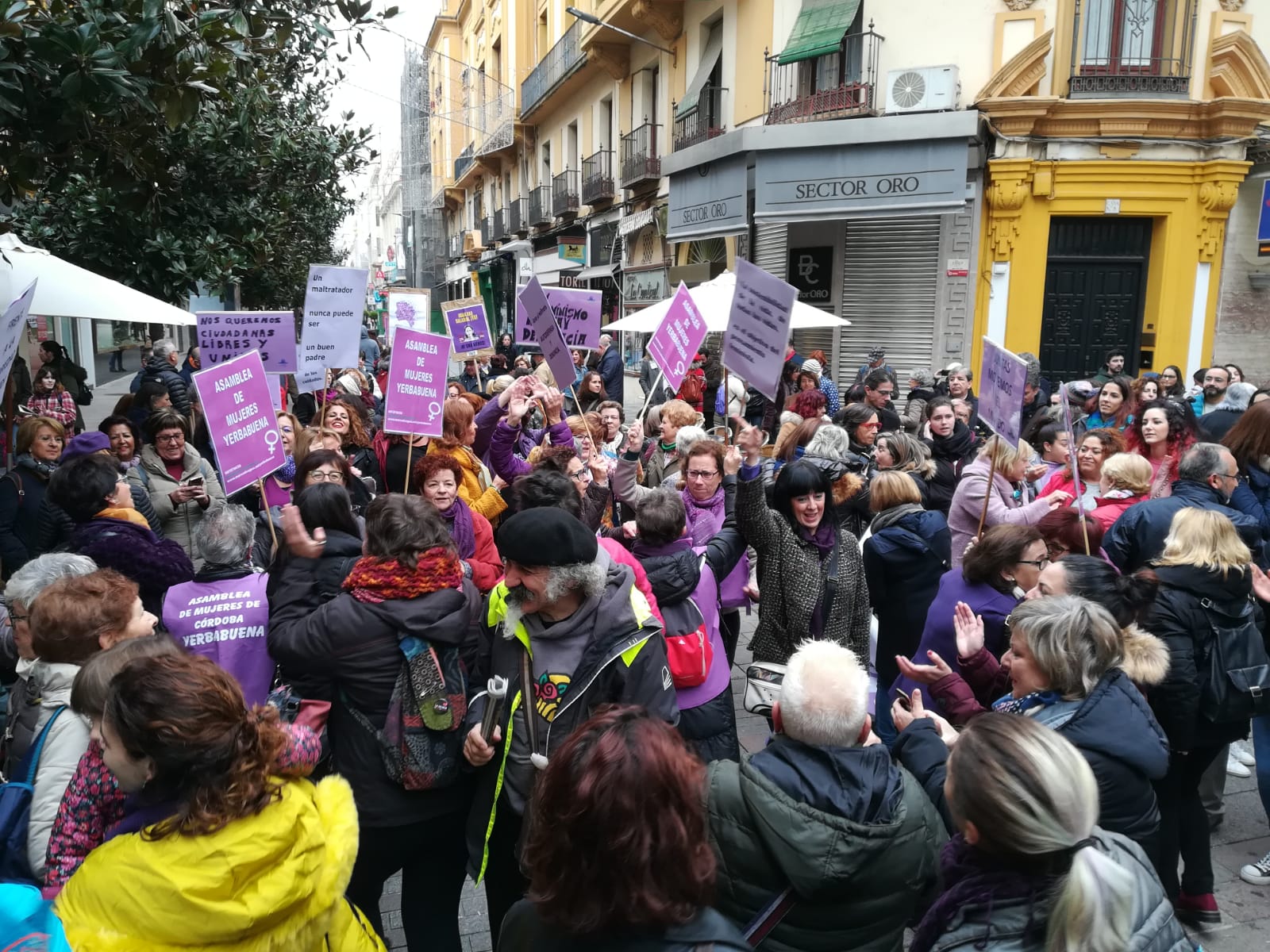 Concentración feminista: «Nos queremos libres, vivas, todas»