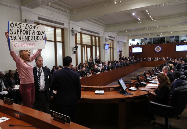 La OEA no alcanzó la votación necesaria para reconocer a Guaidó como «presidente interino» de Venezuela, pero la prensa no se hizo eco…