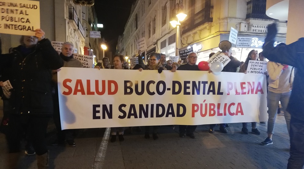Decenas de cordobeses se movilizaron «por la inclusión de la salud buco dental plena en la sanidad pública»