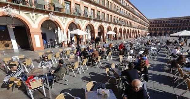 Urbanismo y Sadeco analizan que la empresa pública pudiera retirar elementos de las Terrazas que quedan depositados fuera de horario y los no autorizados