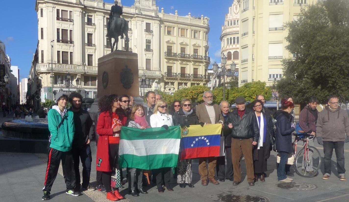 La Plataforma de Solidaridad con la República Bolivariana de Venezuela se concentró en las Tendillas contra el golpe de Estado en Venezuela
