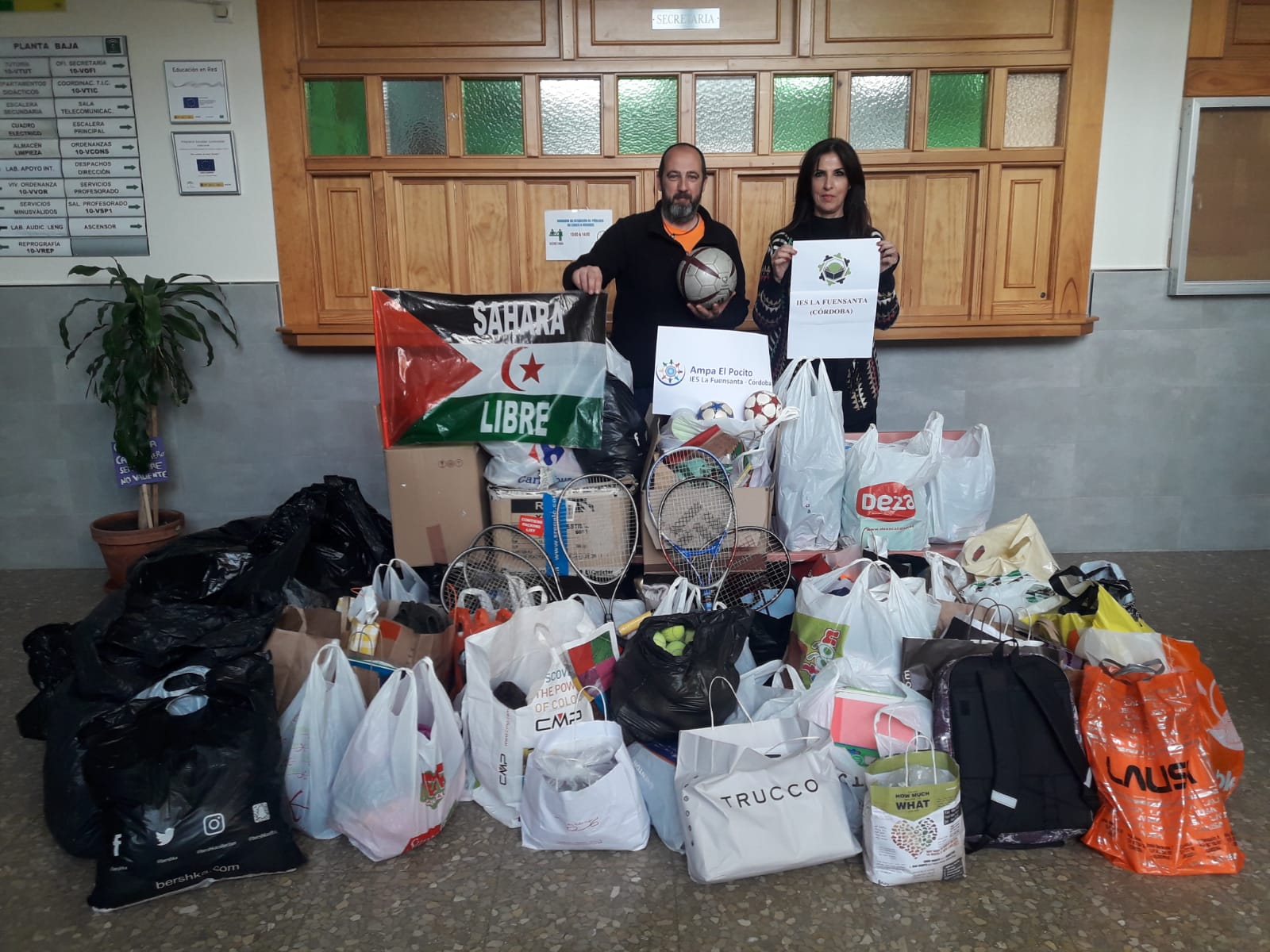 La Asociación de amigos de las niñas y niños saharauis termina de recoger material en el IES «La Fuensanta»