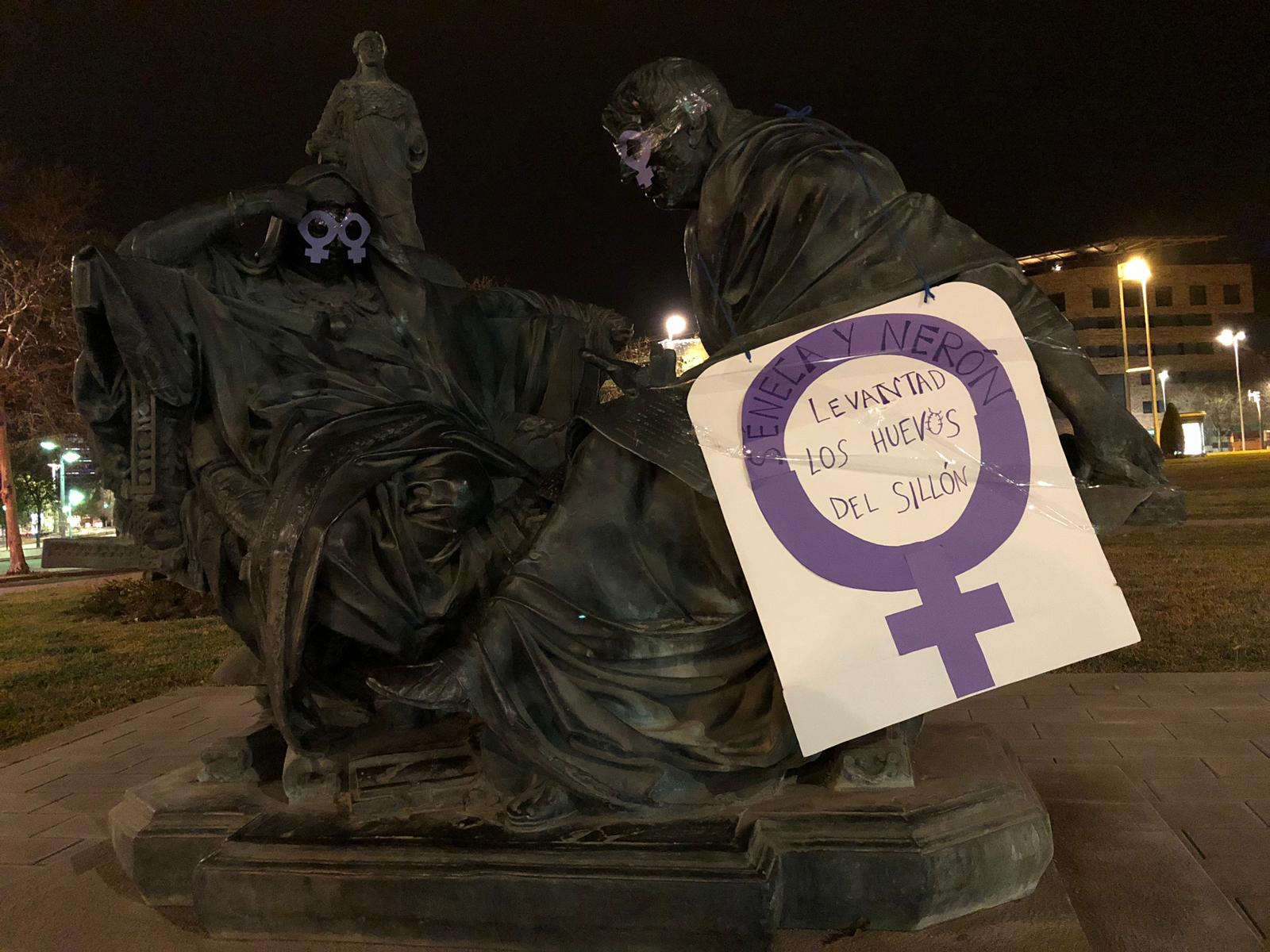 Córdoba amanece feminista: diversas estatuas por toda la ciudad recogen reivindicaciones y mensajes este 8M