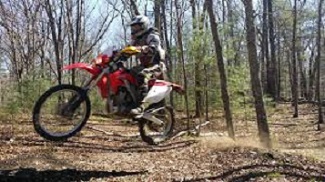 Ecologistas en Acción denuncia el uso ilegal de caminos rurales por motos enduro