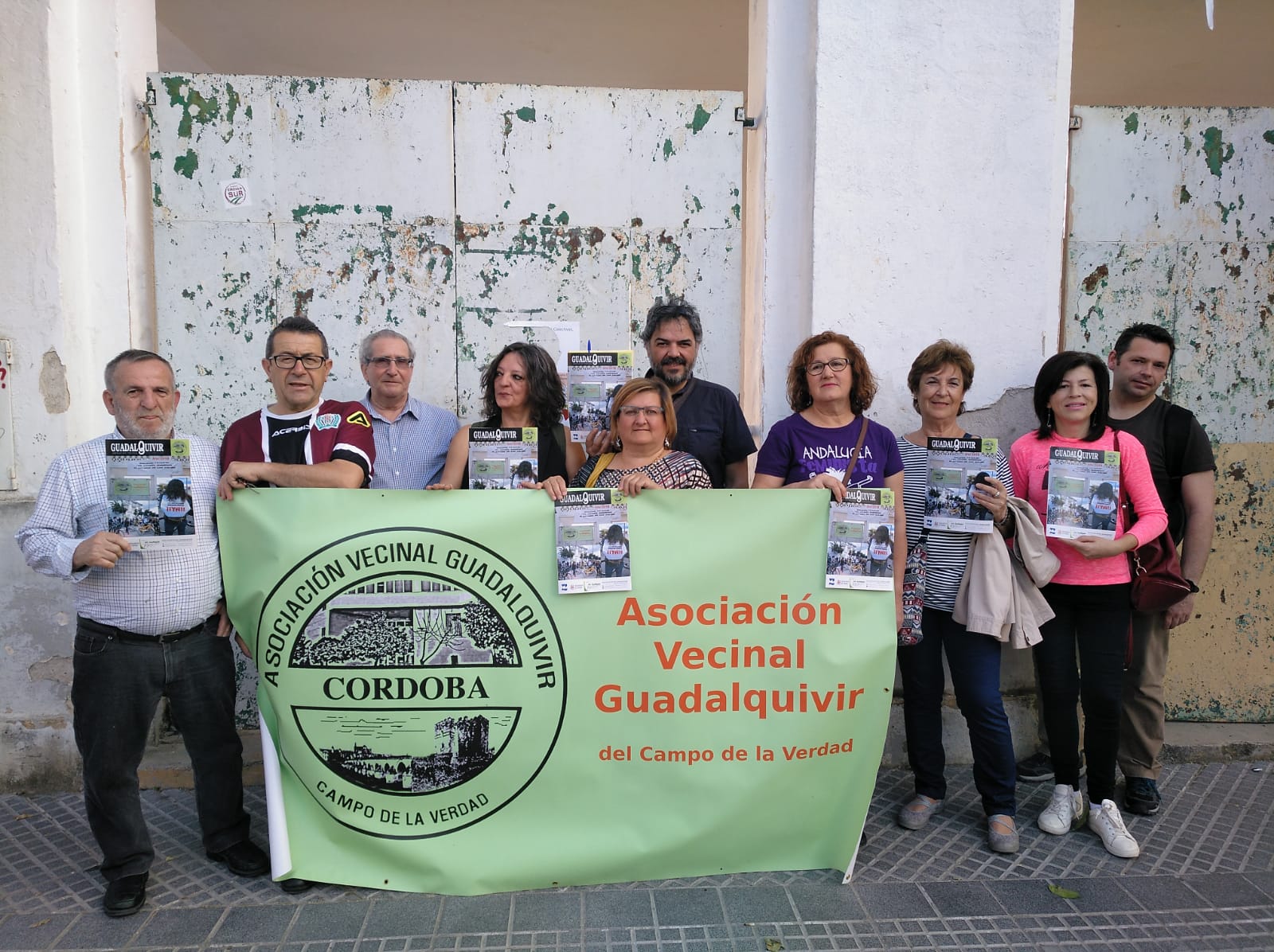 La directiva de la AV Guadalquivir, ante el estadio San Eulogio, con la revista con su dodecálogo de reivindicaciones 2