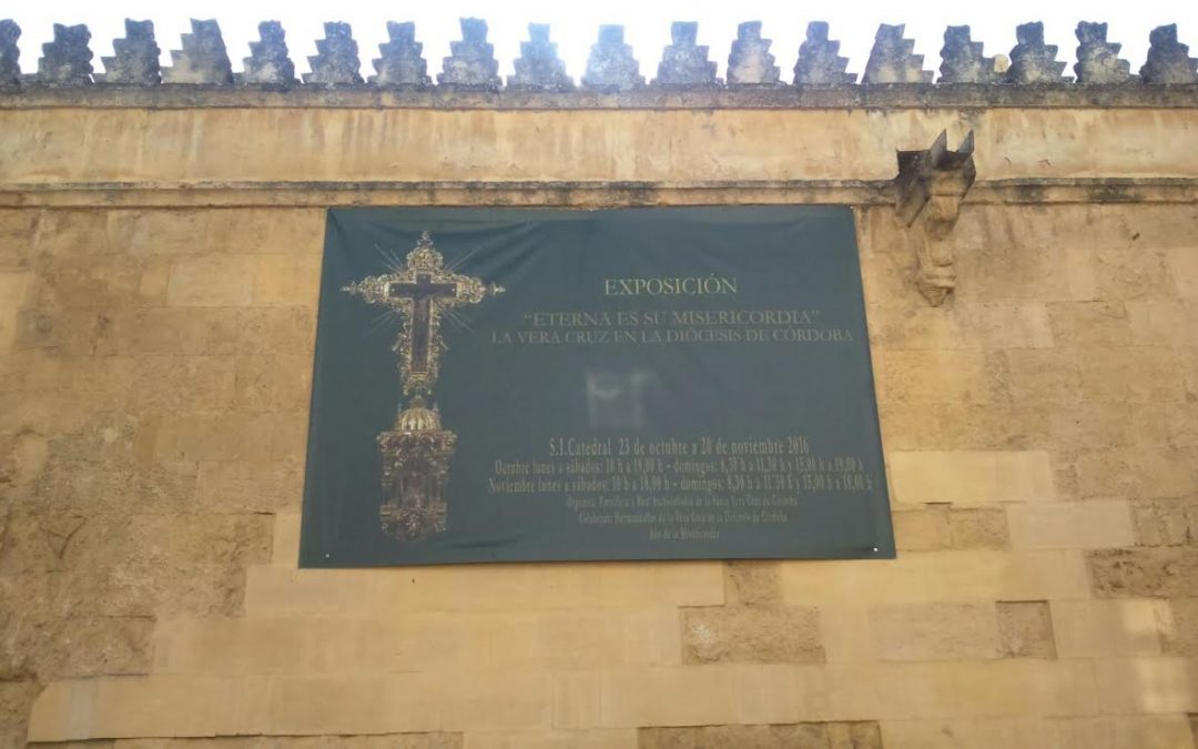 La Plataforma solicita que se actúe contra los carteles en los muros de la Mezquita Catedral con la misma contundencia que en la Puerta de Almodóvar