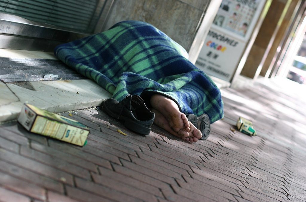 El movimiento vecinal, a través de Al-Zahara, se ofrece para trabajar contra el sinhogarismo