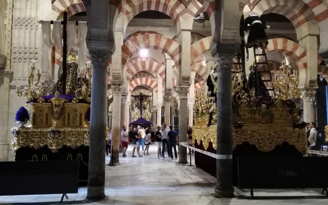 La Plataforma Mezquita-Catedral denuncia la invasión de la Mezquita con pasos de Semana Santa ante la pasividad de la Junta