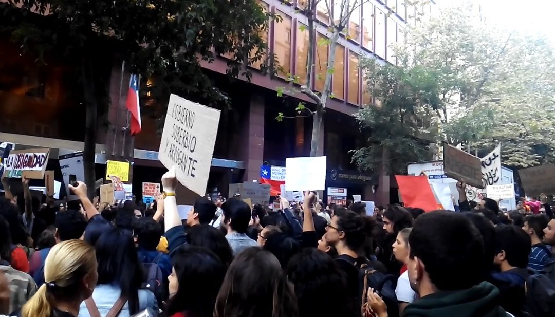 Manifestación en Barcelona rechazando el estado de emergencia en Chile