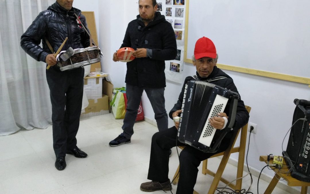 Con las familias romá celebrando la fiesta de Navidad
