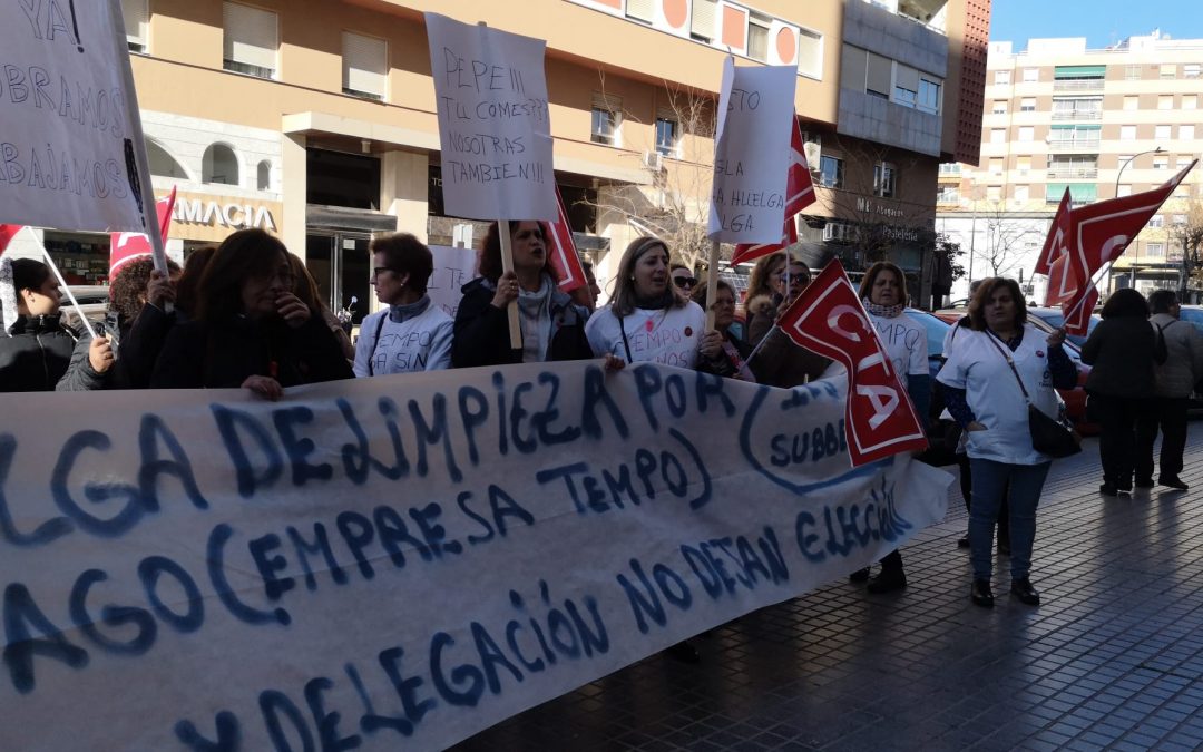 Continúa la huelga de limpiadoras