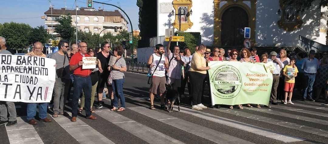 La vecindad del Campo de la Verdad estalla contra el ninguneo de Miguel Ángel Torrico