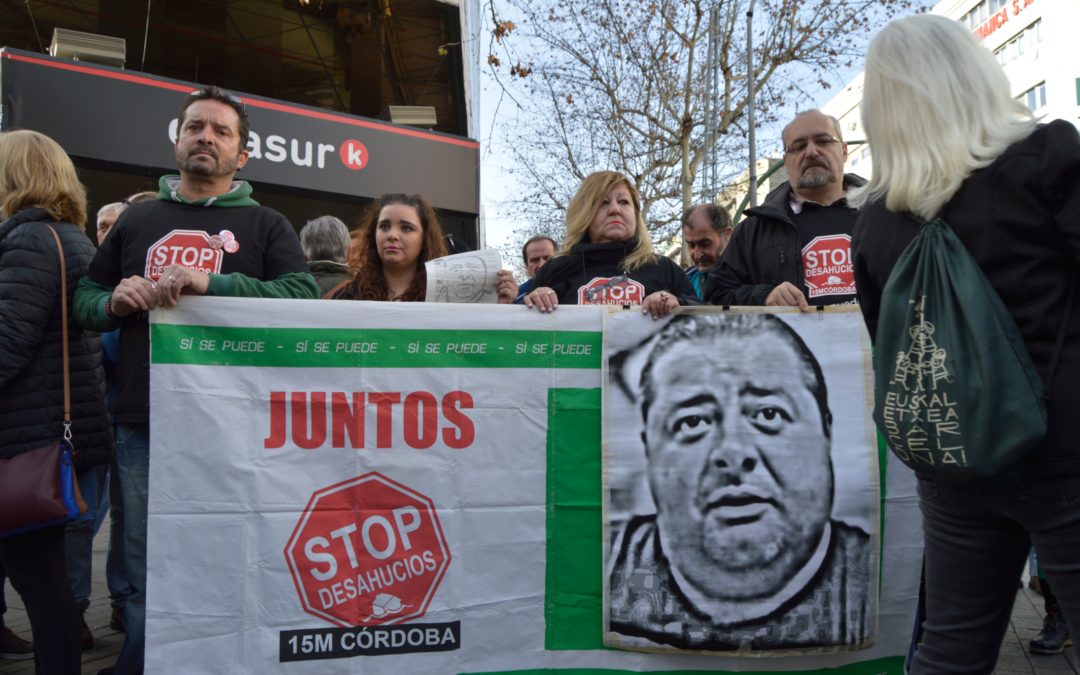 StopDesahucios se concentra frente a CajaSur exigiendo que DEJEN EN PAZ a Dionisia