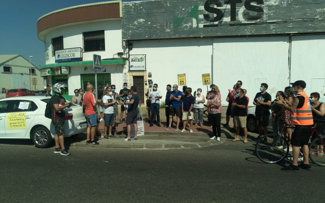 Los trabajadores de Suministros Técnicos del Sur se manifiestan por la ciudad en una caravana de coches
