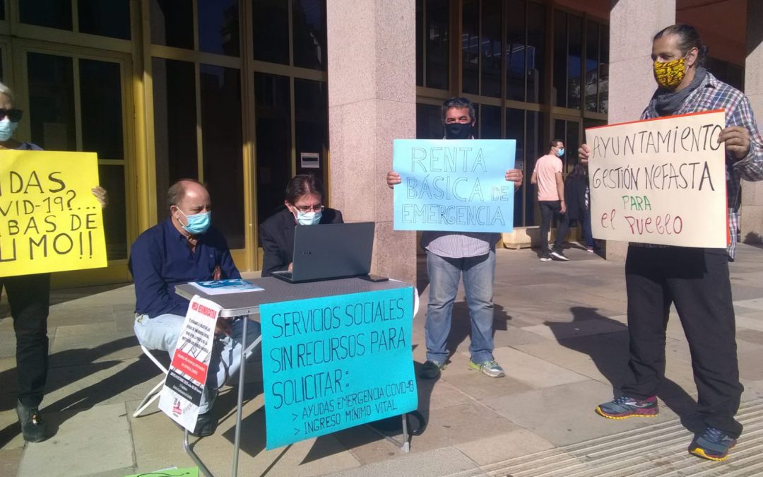 Las Marchas de la Dignidad realizan solicitudes de la Ayuda Covid frente al Ayuntamiento reclamando más personal en Servicios Sociales.