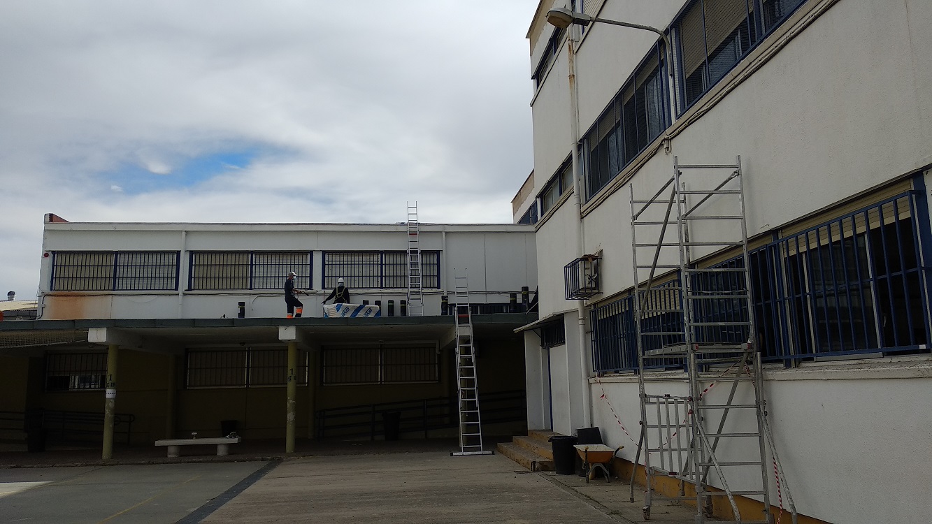 TRABAJOS DE ASILAMIENTO DE CUBIERTAS JUNTO A AULAS Y PATIO