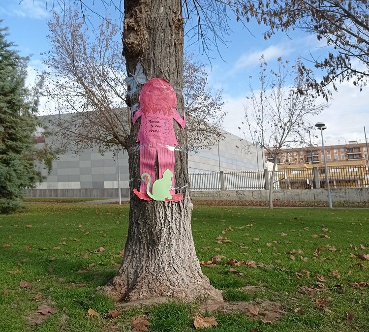 Siluetas infantiles y de animales animan a cuidar los árboles del Parque Fidiana