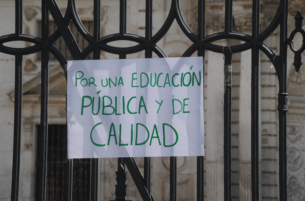 La Asociación Vecinal de Valdeolleros inicia una campaña para impulsar la matriculación en los centros públicos