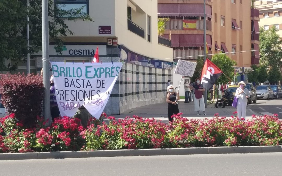 Nueva concentración en la sede de Brillo Exprés en protesta por la situación laboral de sus trabajadoras