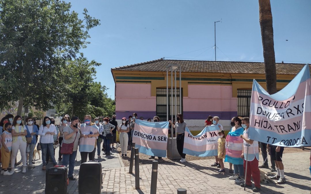 Concentración en La Calahorra en favor de la Ley Trans