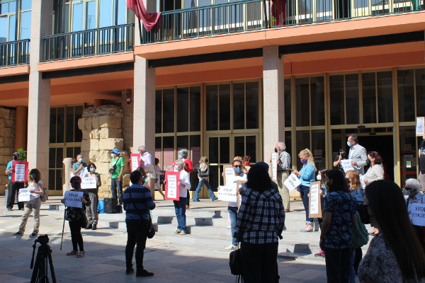 Concentración en la puerta del Ayuntamiento contra las podas en primavera