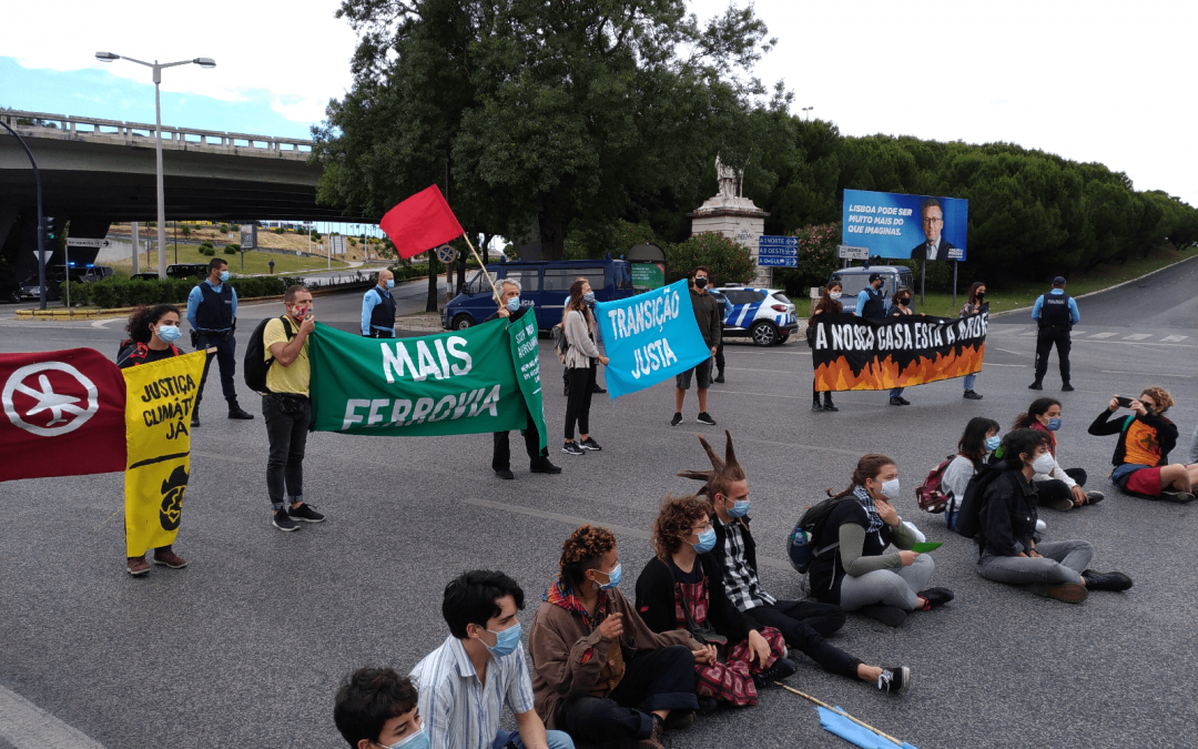 Detenidas dos activistas sevillanas en una acción por la justicia climática en Lisboa.