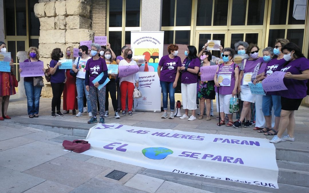 Concentración contra el desmantelamiento de los Centros Cívicos y la Delegación de Igualdad