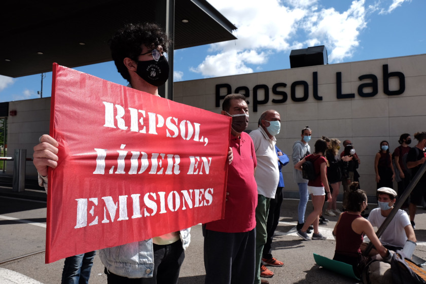 Más de 100 activistas de Rebelión por el Clima bloquean la entrada del centro de investigación de Repsol