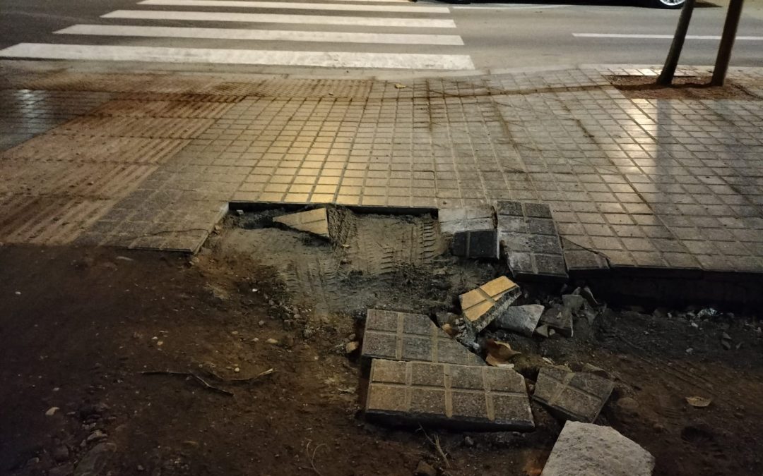 «A pata» demanda a la Junta y al Ayuntamiento que se amplíen las aceras de la Avda. de Medina Azahara