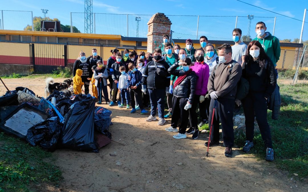 Jóvenes de El Naranjo limpian La Palomera y llaman a ponerla en valor
