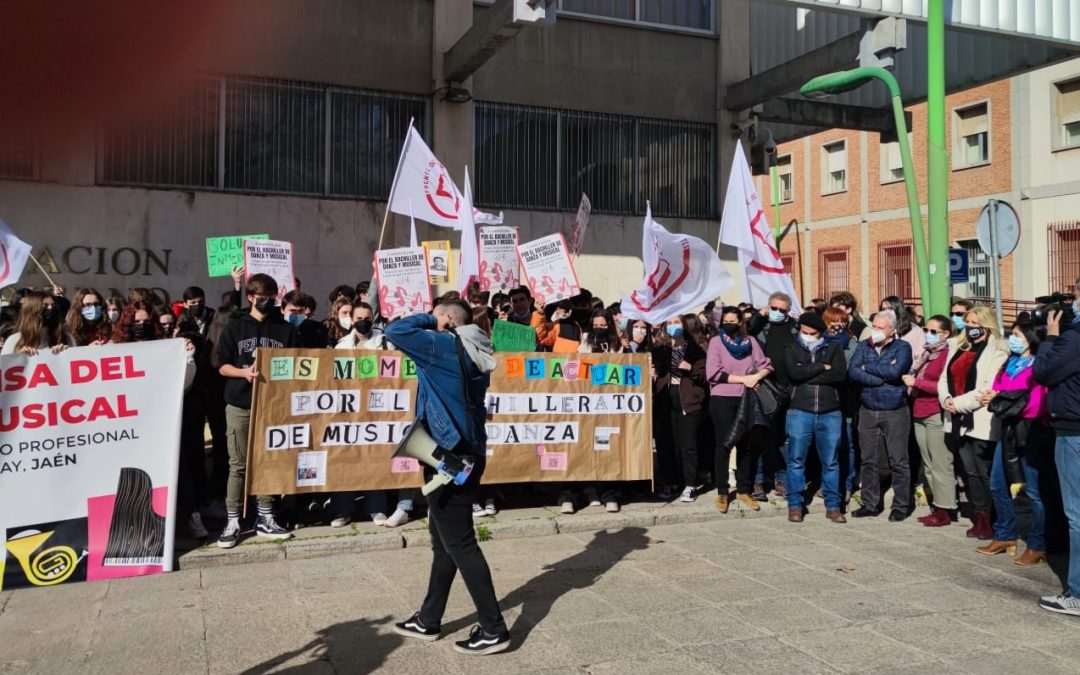 Estudiantes del Bachillerato de Danza y Música se concentran en la puerta de la Subdelegación del Gobierno