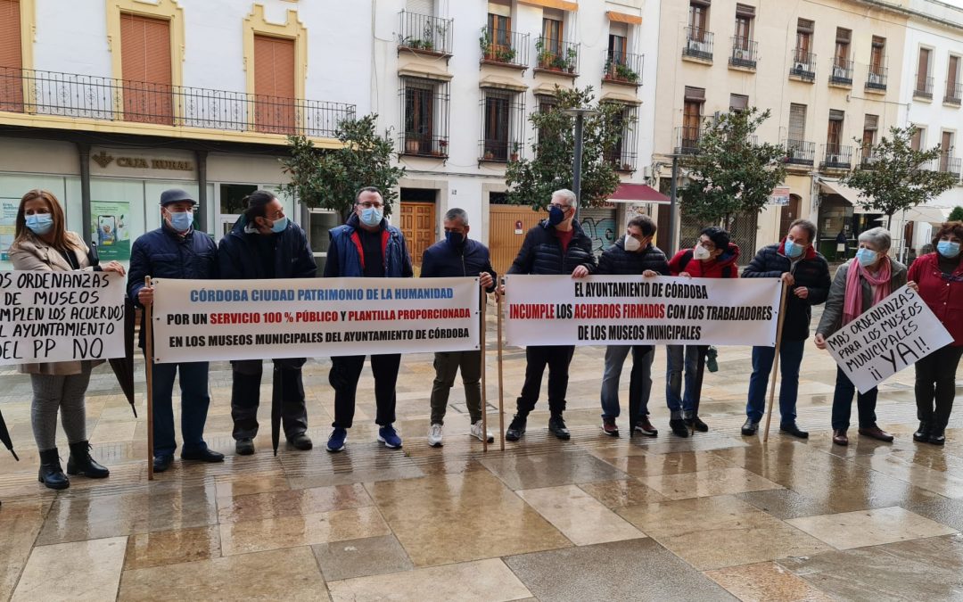 Concentración de ordenanzas de museo en las puertas del Ayuntamiento