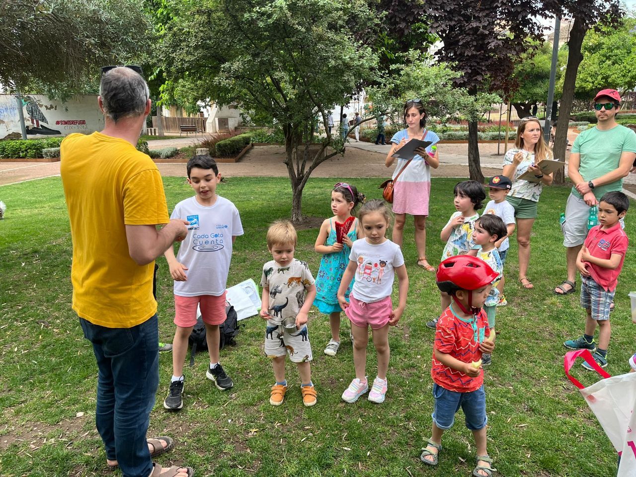 Niños y niñas participando en las rutas guiadas para captar ideas de mejora de parques y jardines