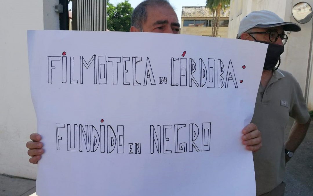 La Plataforma por la Filmoteca protesta con una sonora pitada ante el Ayuntamiento por el cierre de este equipamiento