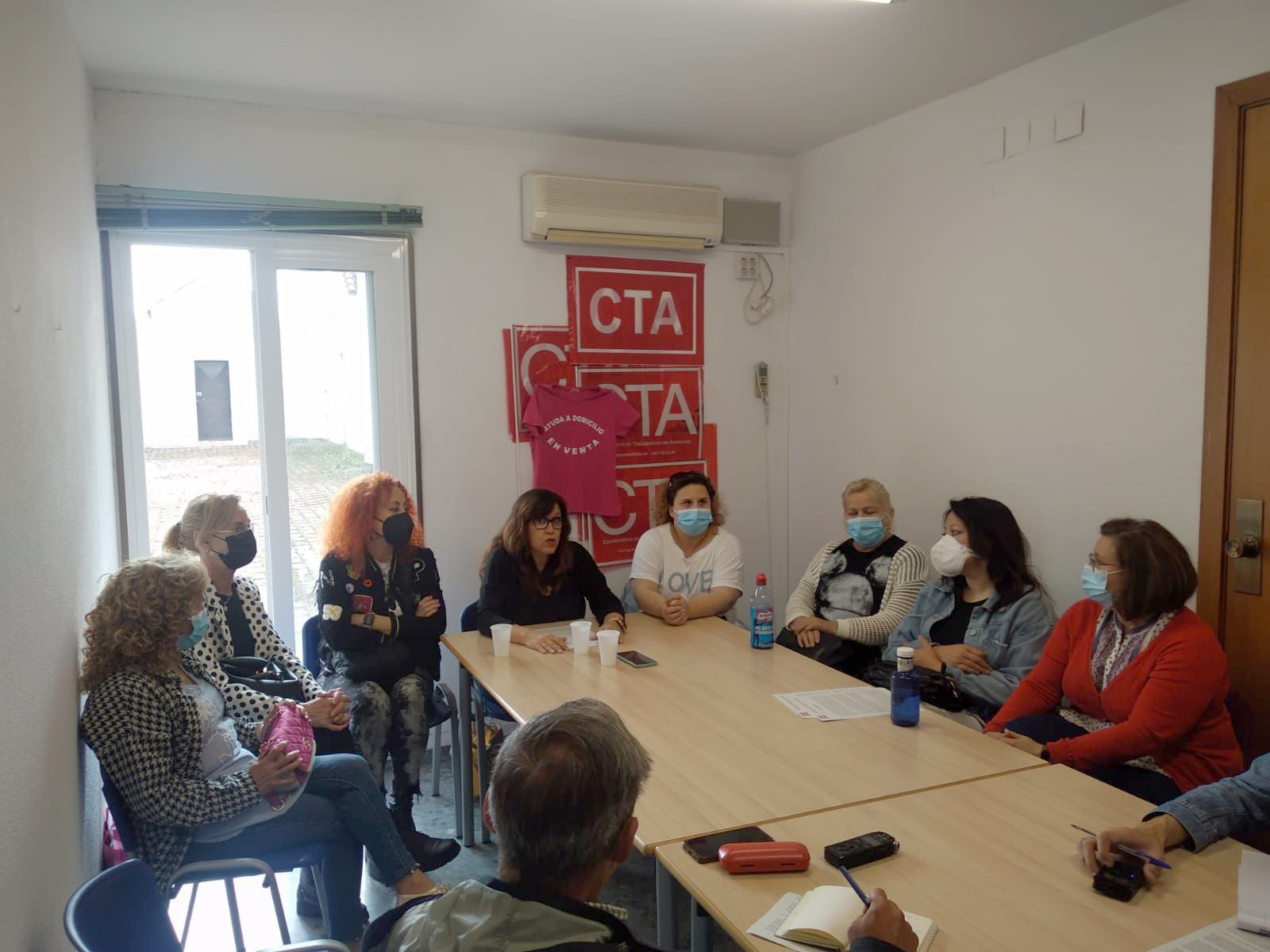 Rueda de prensa de trabajadoras de ayuda a domicilio convocada por CTA en el Ayuntamiento de Córdoba