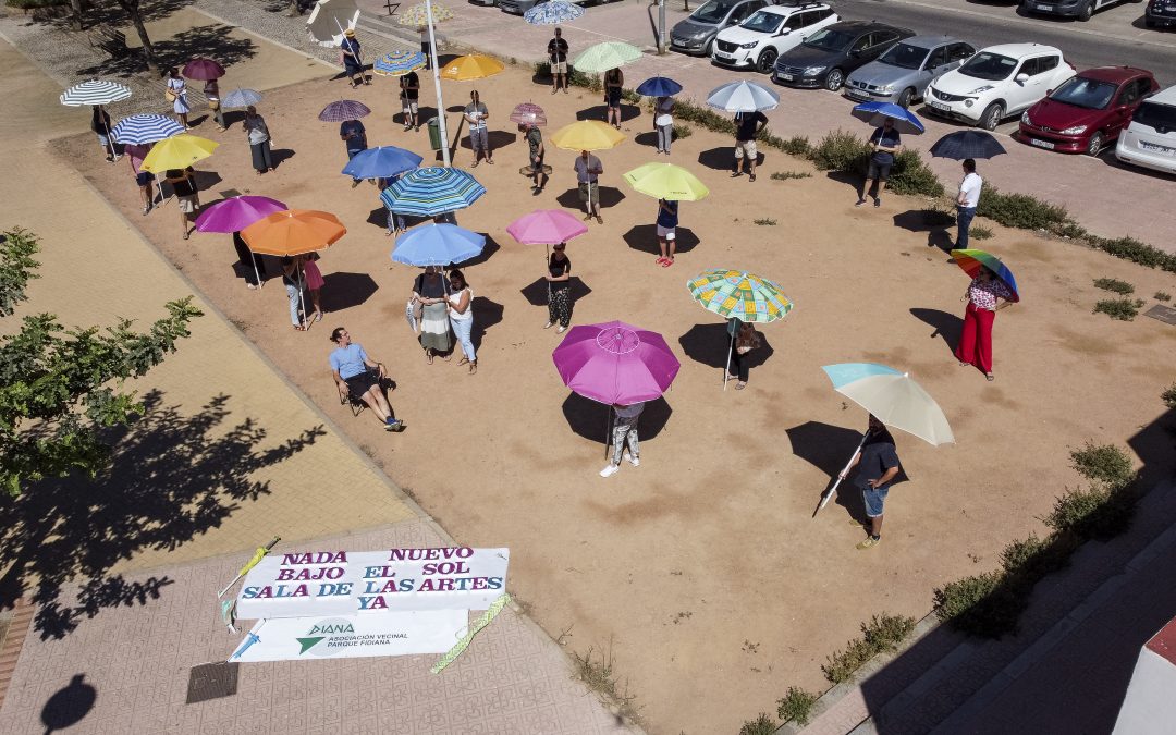 La vecindad de Parque Fidiana ‘pincha’ una sobrilla por cada año de espera a la Sala de las Artes en Sureste