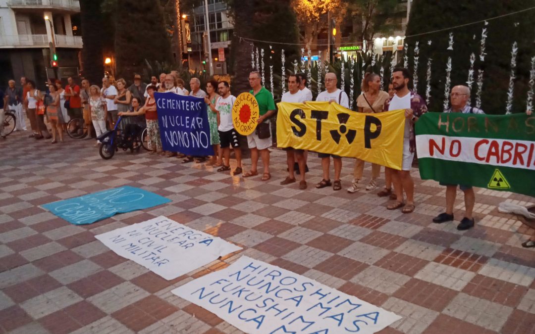 Unas 50 personas participan en la concentración antinuclear 